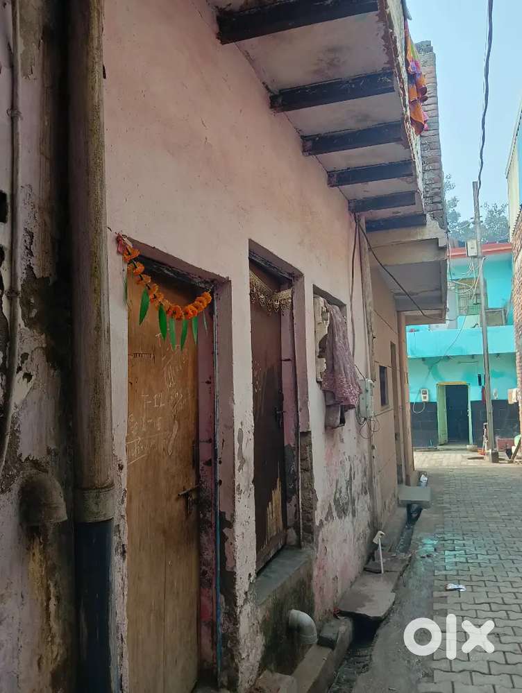 HOUSE ON PRIME LOCATION WITH CHEAP RATES IN COLONY AREA ( HINDU )