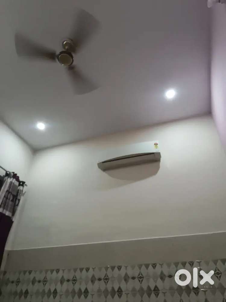 48 गज में दो मंजिल बना हुआ है टाइल्स पत्थर का काम हो रखा है