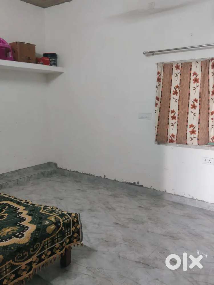 1bhk avl for family girls jankipuram new campus university