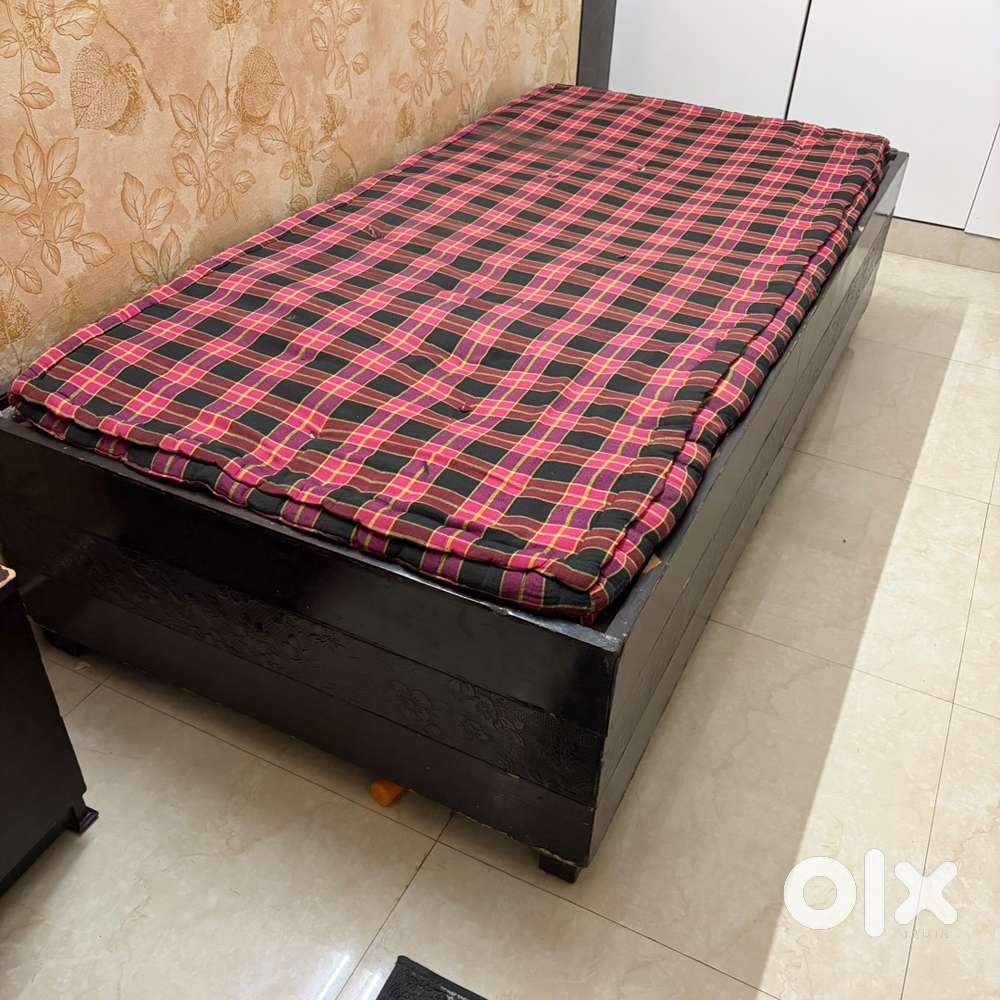 Selling Single bed