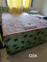 3*6  का बॉक्स पलंग और मच्छर दानी लगाने की सुविधा है