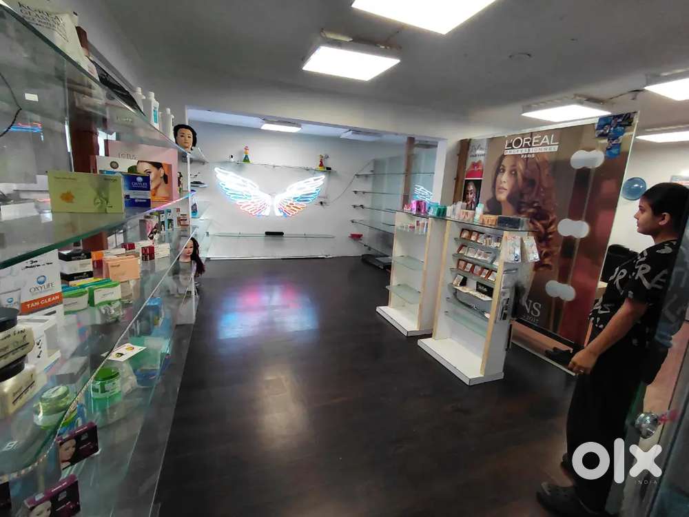 SALONE SPA Basment shop Sale 3lakhDepost 30k Rent Shop with All Iteam