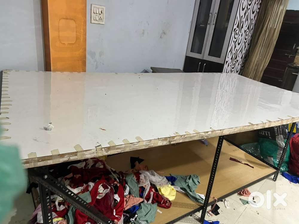 Cutting table for tailoring