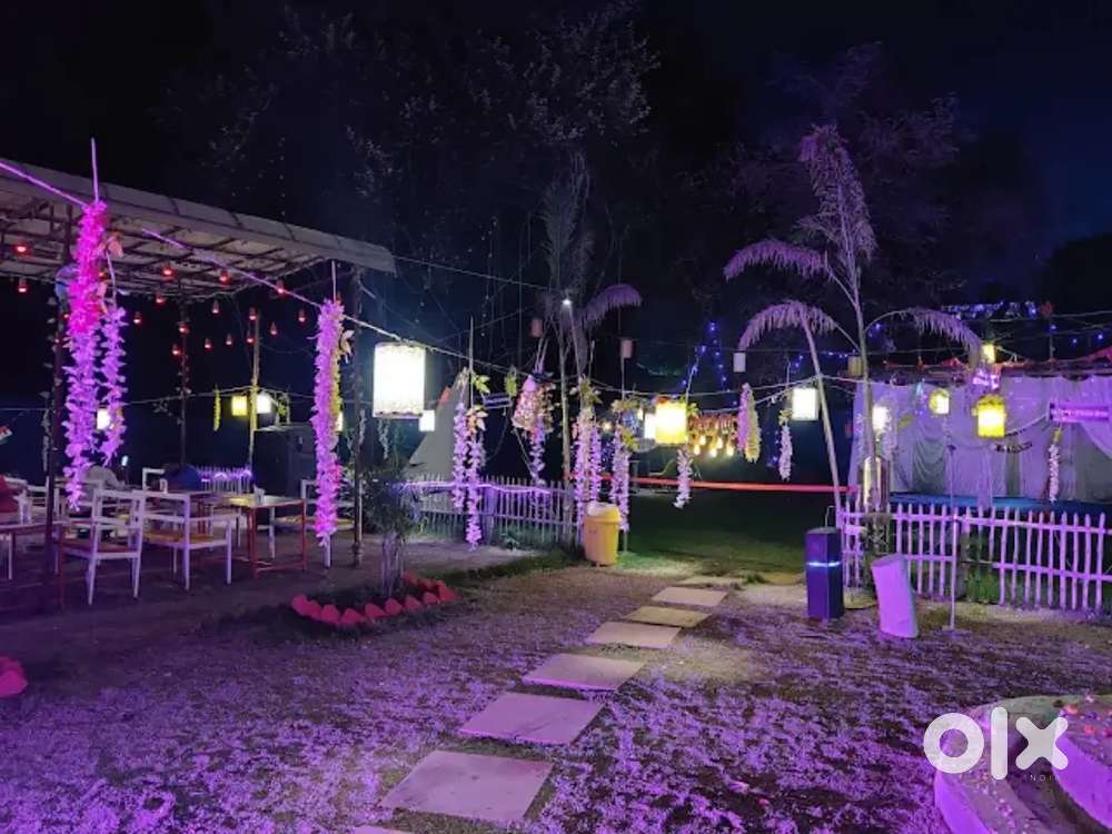 Waiters and waitresses needed at cafe