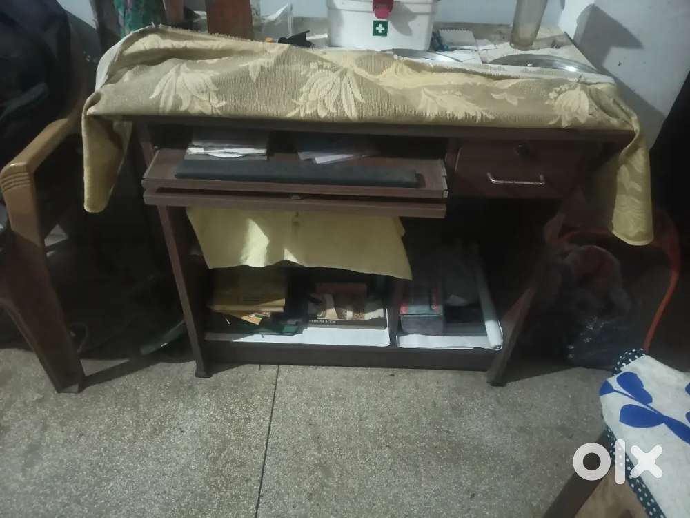 Computer table