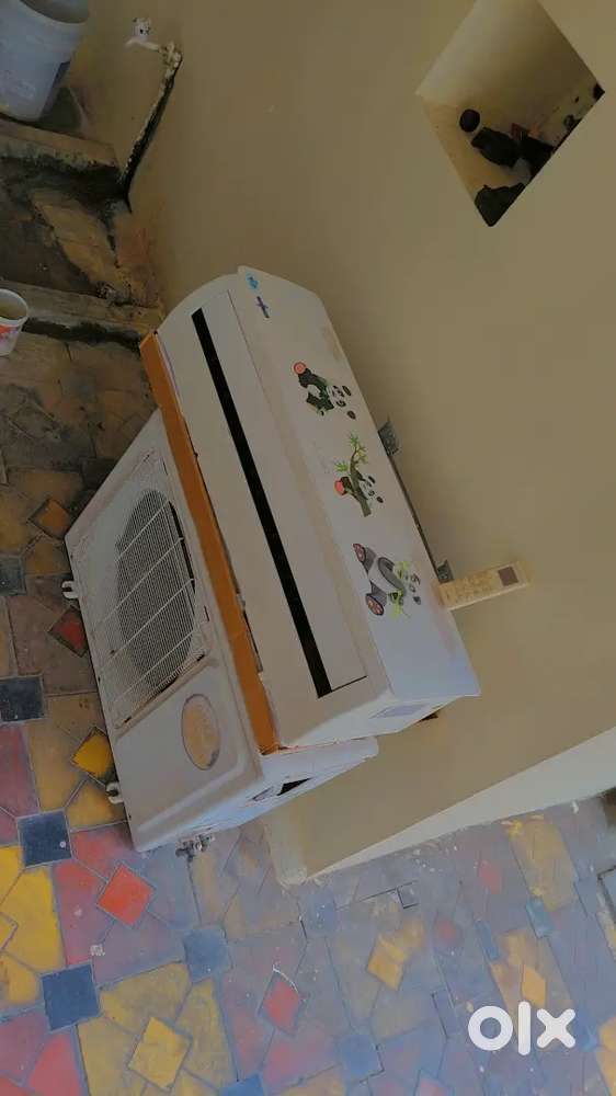 1.5 ton Lloyd 5 star AC non inverter all good condition