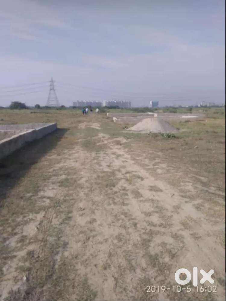 1.5 lakh me 50 gaj plot sector me main road 3000 sw yard