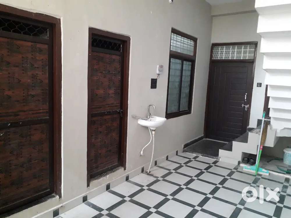 Ground Floor avlb of 1bhk attached kitchen 2 latbath 24×7 water supply
