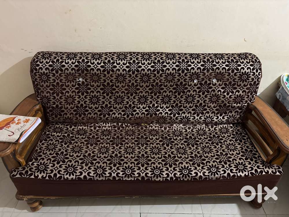 Sofa set with 2 chairs