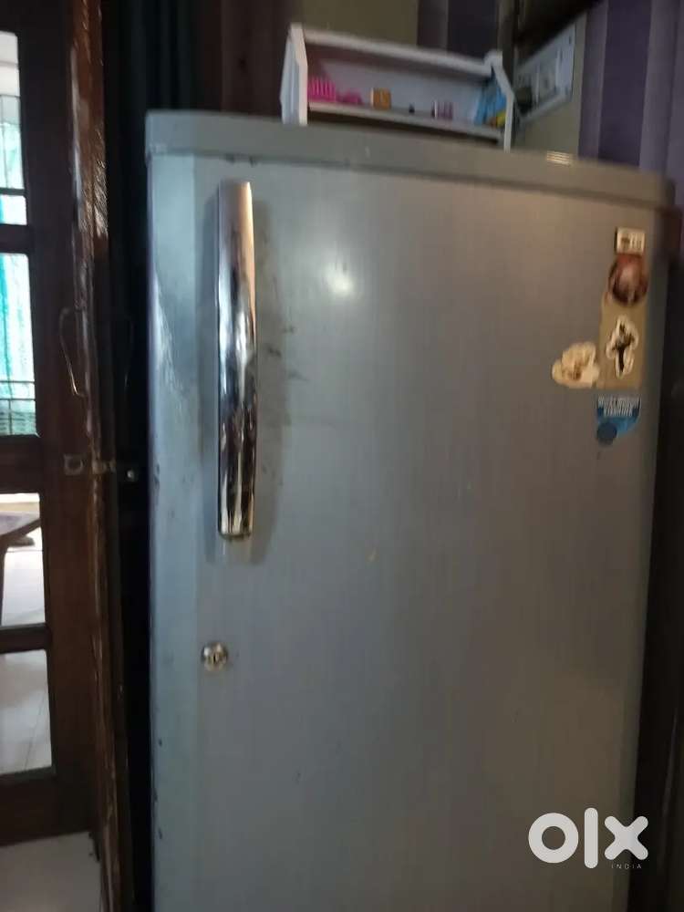 Good condition frige small accessories aree destroy only plate