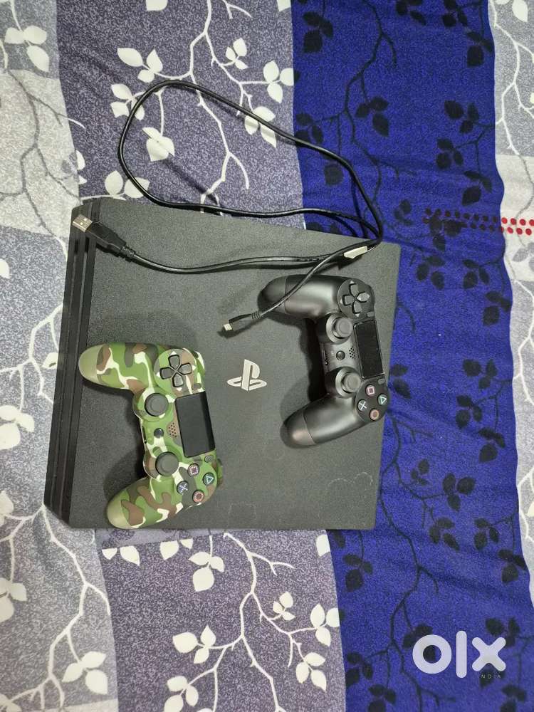 Ps4 pro 1 TB + 2 remotes + ps plus dulex subscription