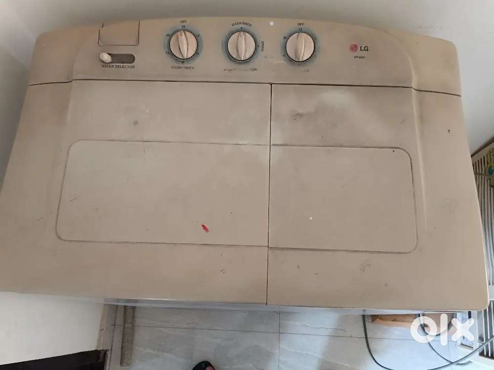 LG SEMI AUTOMATIC WASHING MACHINE