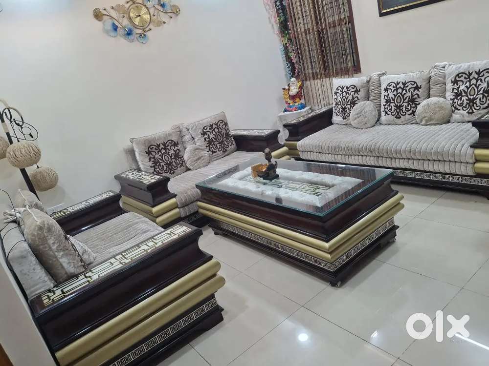 7 seater king size sofa with rectangular glass table