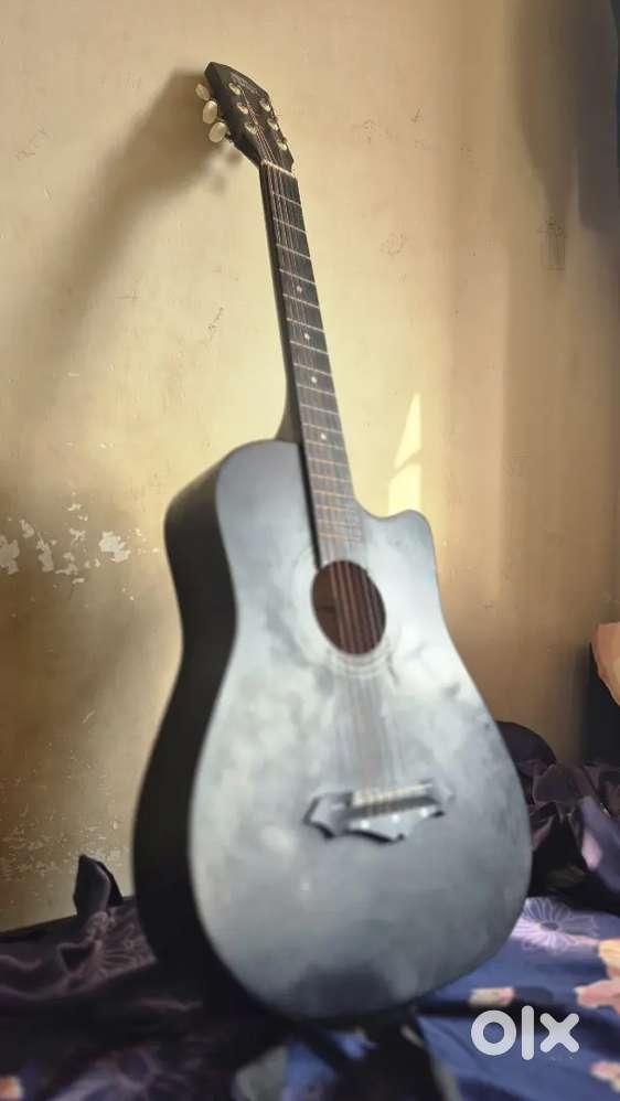 “Black Acoustic Guitar – Great Condition, Ready to Play!”