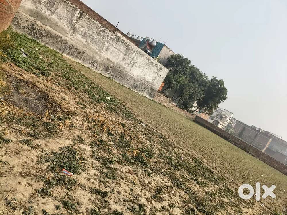 St basil school Wale main road se 10 meter andar hai. ,