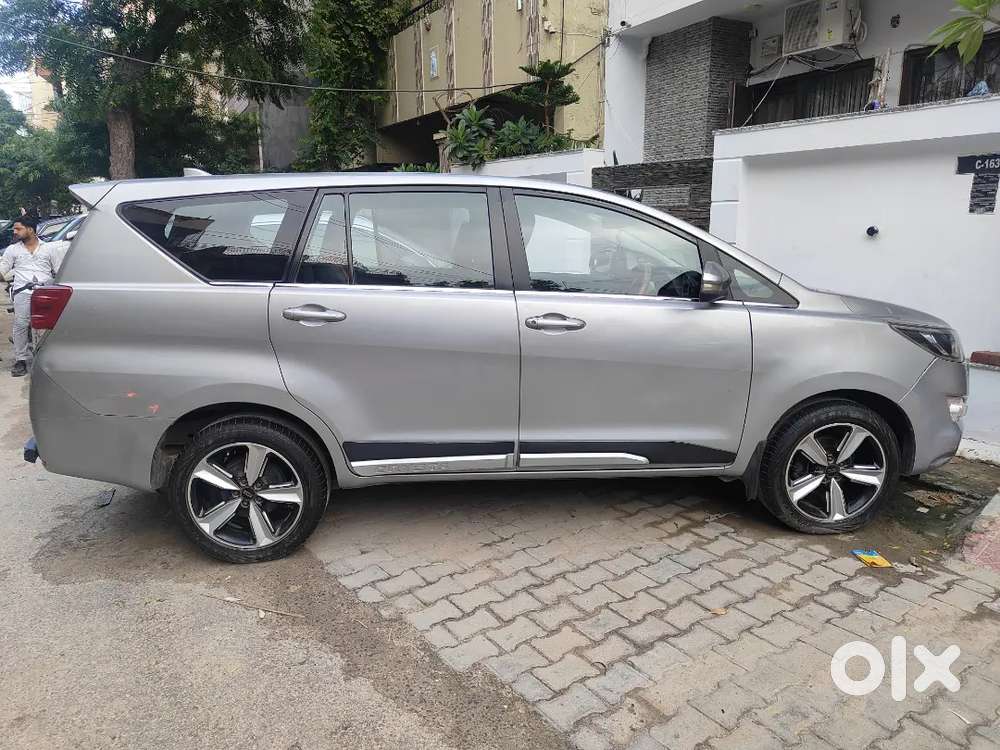 INNOVA CRYSTA 2017