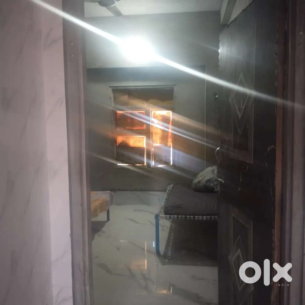 एक स्टूडेंट रहता है , एक रूम मेट चाहिए l