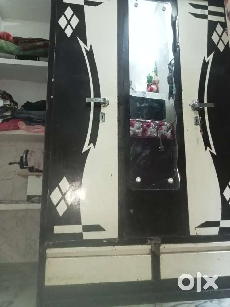 6000ki hai ye almirah