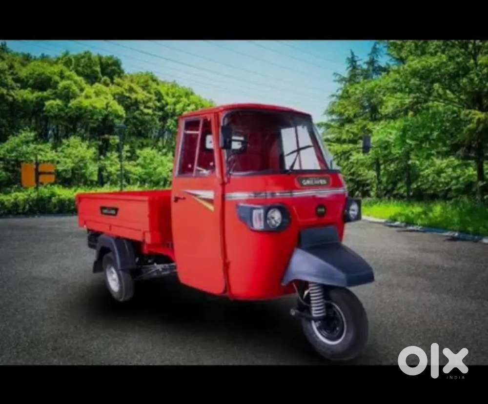 3 WHEELER DRIVER WITH FISH SHOP STAFF