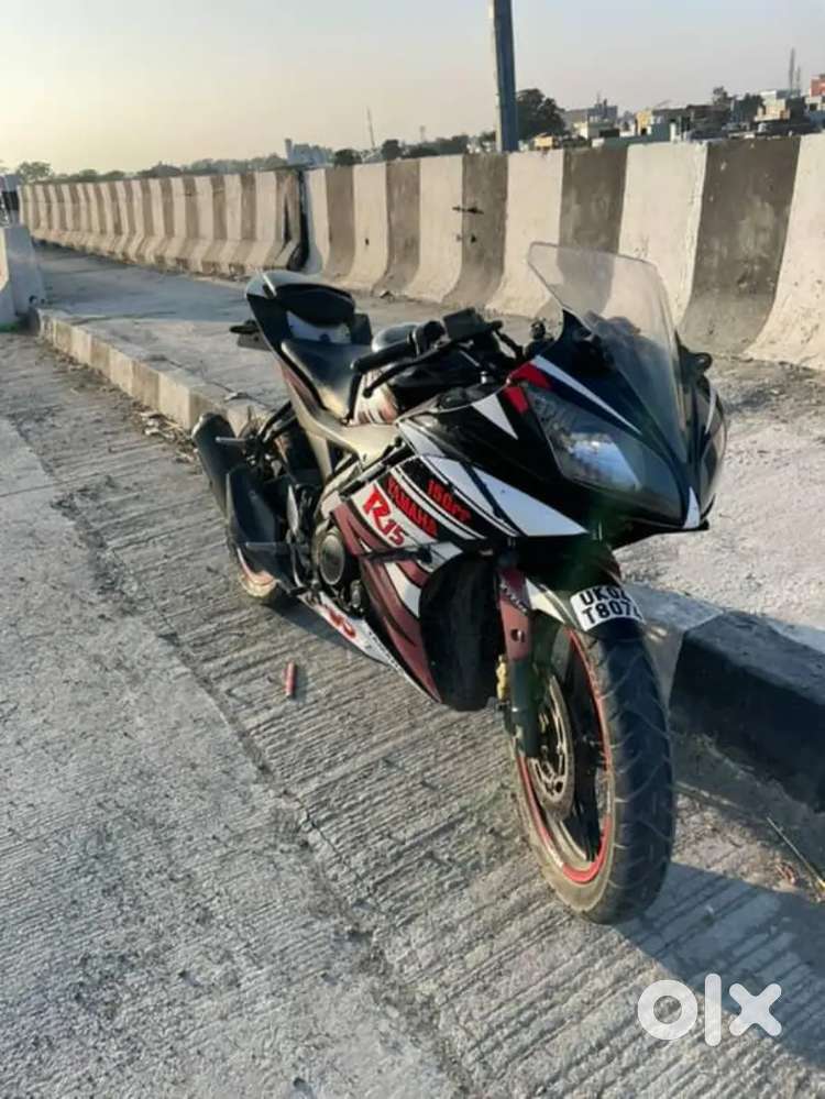 R15 v2 model 2015 abhi tak injan me kam nhi hua hai
