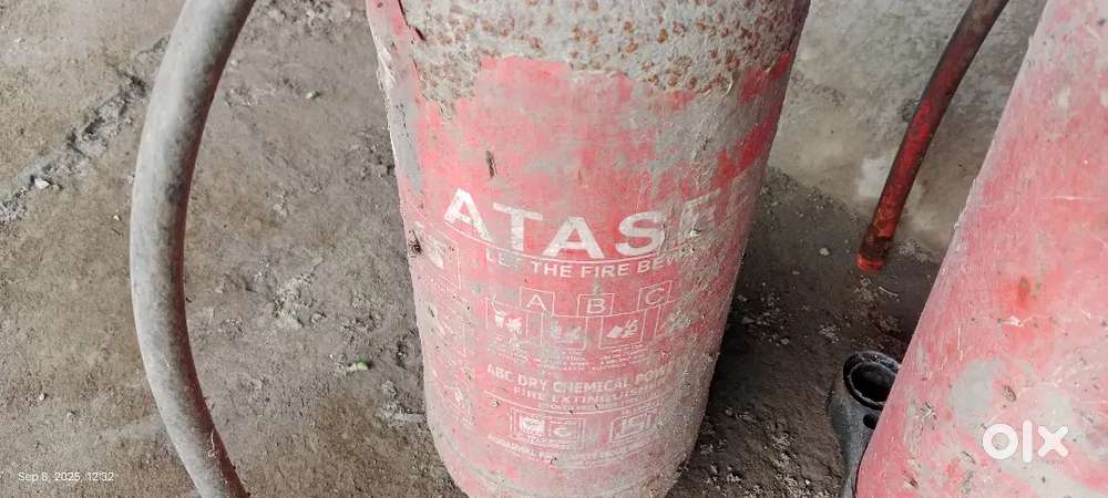 4 Fire extinguisher cylinders