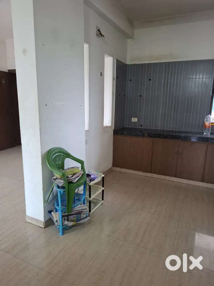 Main road touch 2bhk semi furnished flat near Gorwa ITI