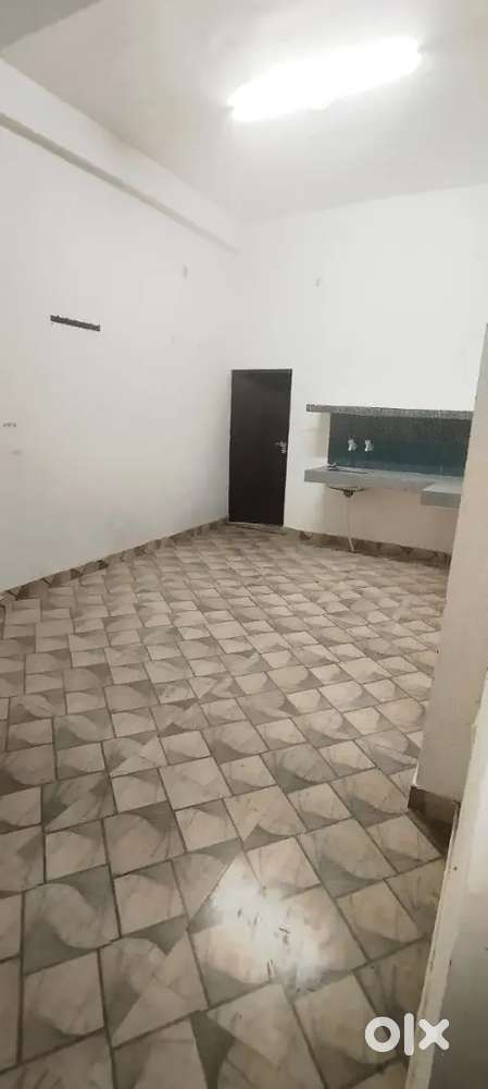 Mere yaha rent per makan hai kisi ko lena ho to sampark kre