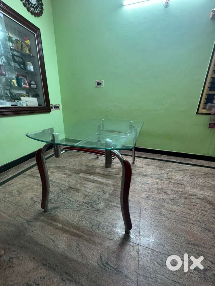 Premium Glass-Top Dining Table – Stylish, Modern & Perfect Condition