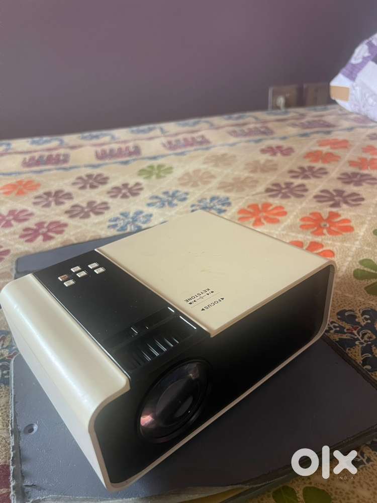 Projector 1080P with bill and good condition