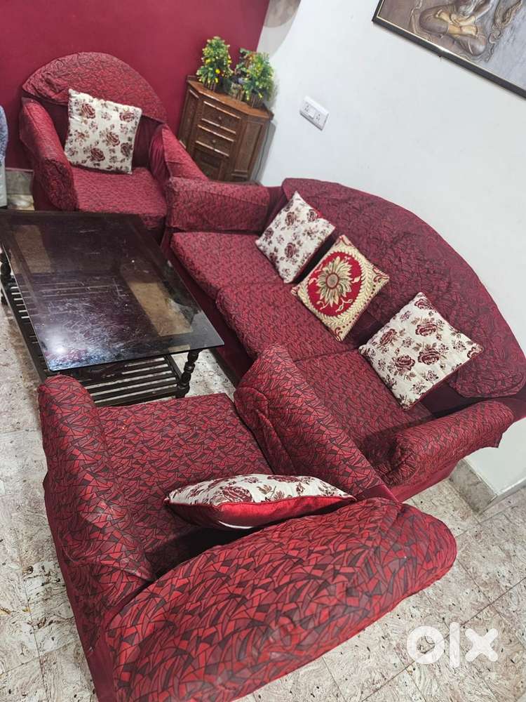 5 seatew wooden sofa in good condition