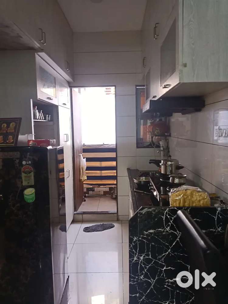 મેઈન રોડ સ્ટેન્ડિંગ બાલ્કની
