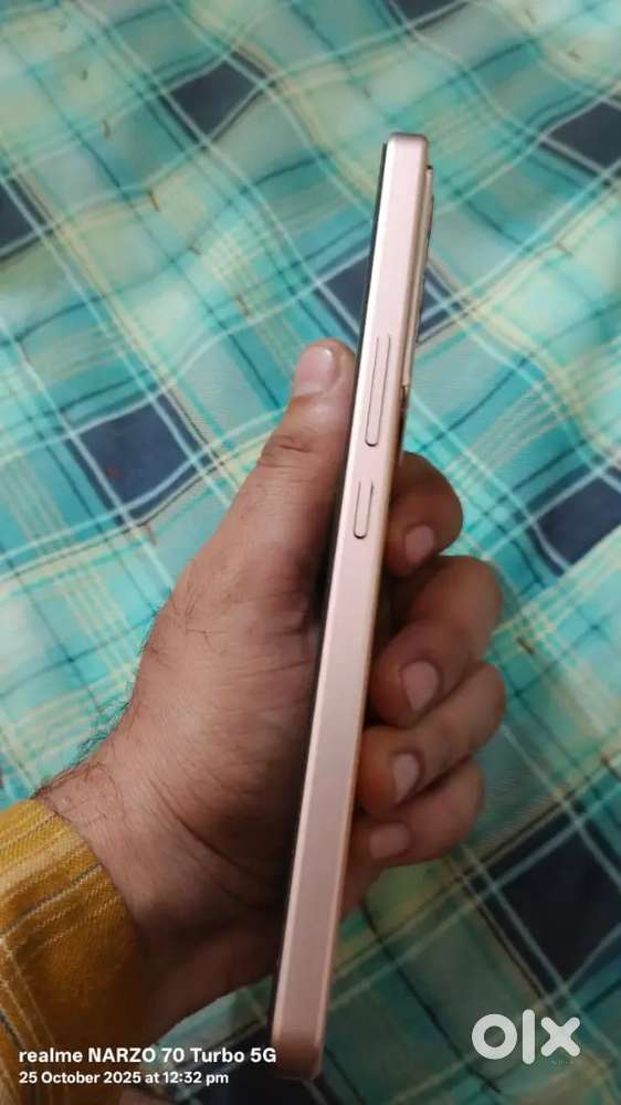 Pura phone New Hai koi nahi hai 1 yesrs Old Hai screen finger hai