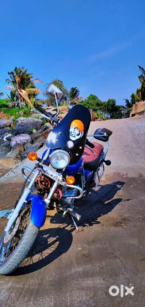 Blue colour avenger 220 dts i