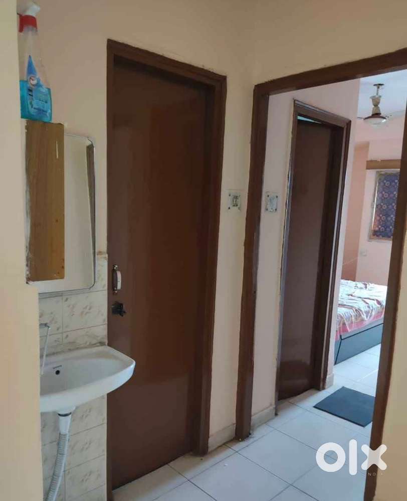 Need girl roommate/flatmate. Near by I-bus stop.