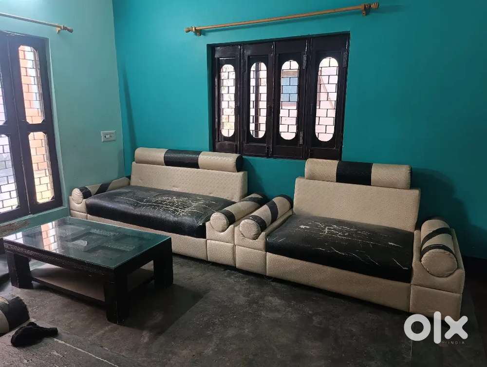 3+3+2 Sofa Set with cantre table in Excellent Condition – Great Deal!