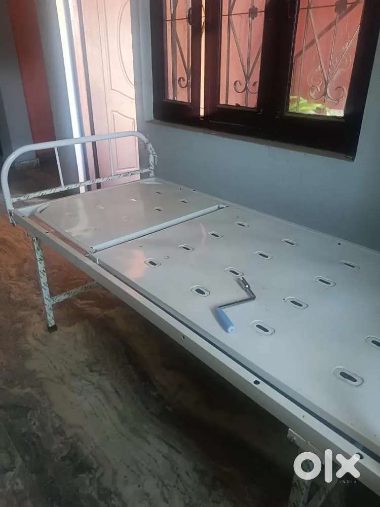 Hospital bed manually adjusted