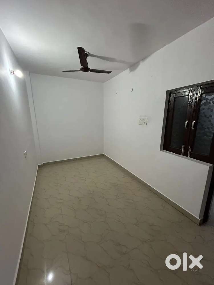 Rent ke lie ek floor khali hai