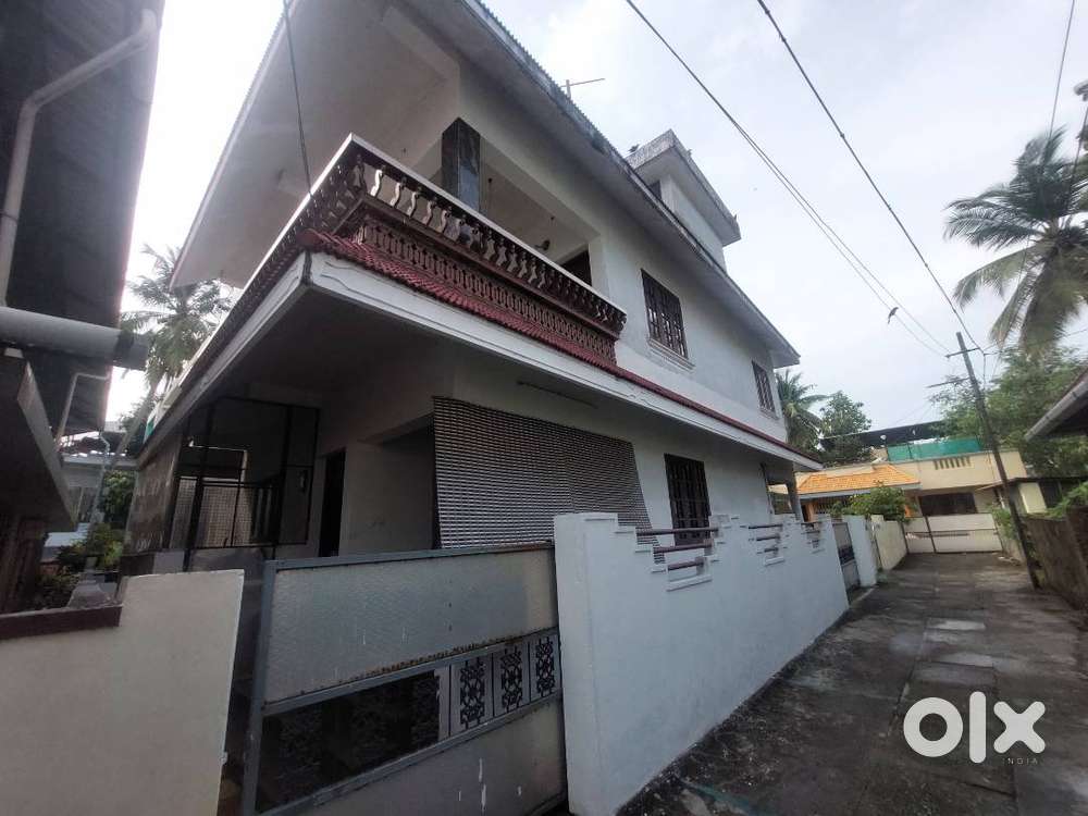 4bhk 3 bathroom, garage and 5 min walk to main road