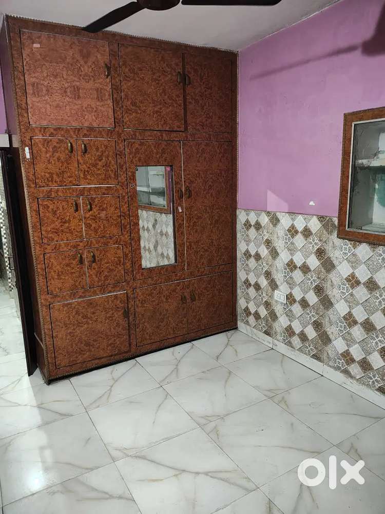 3 room set available for rent