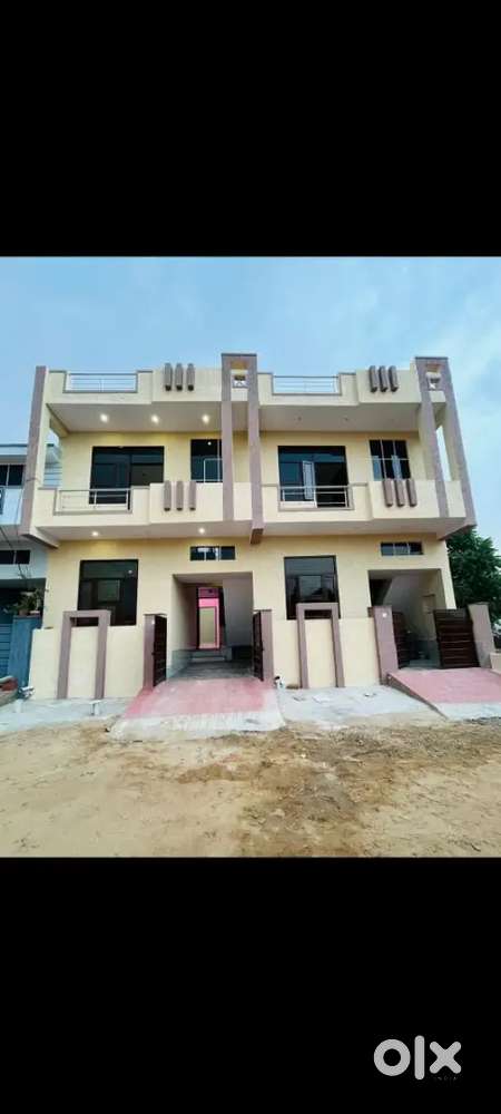 18*40=80 Gaj 3 Bhk semi Duplex East Facing Society Approved