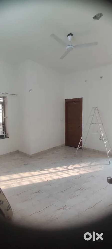 MADAN MAHAL PRAIME LOCATION 3BHK FLAT MODULE KITCHEN AVAILABLE