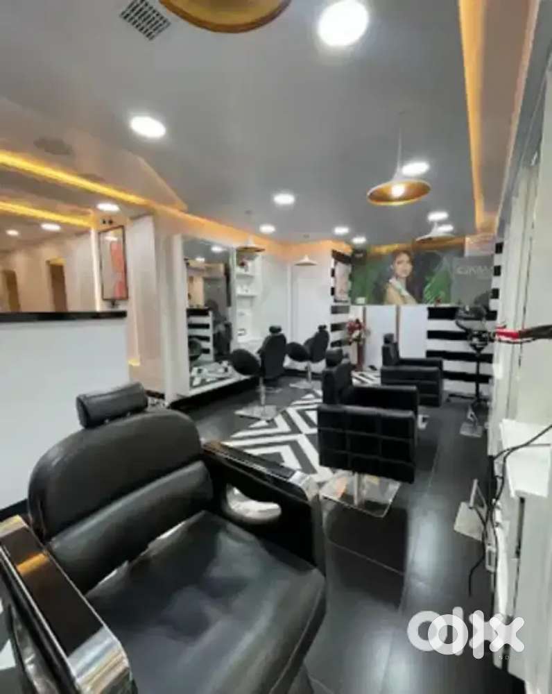 OPENING FOR #UNISEX SALON MAKEUP VACANCY AVAILABLE .