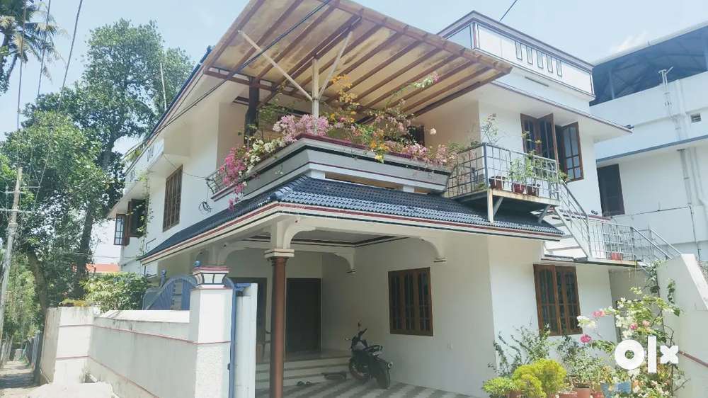 5 BHK Single Compound House: Lease at 30 Lakhs or Sale at 1.75 Crores