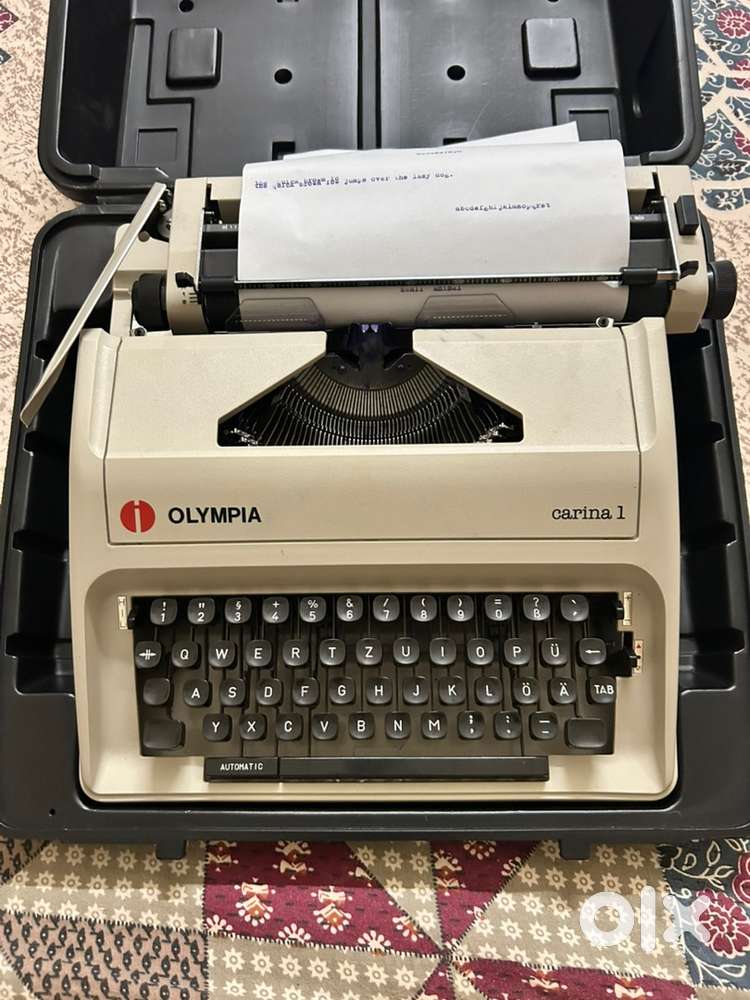 Olampia manual typewriter Carina 1