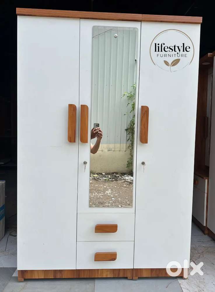 NEW 3 DOOR SPACIOUS MODERN DESIGN WARDROBE WITH MIRROR AT FACTORY COST