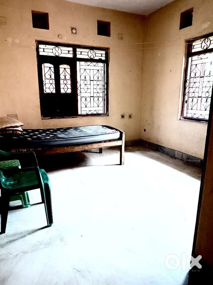 SINGLE  ROOM available in 2 bhk, Only for boys