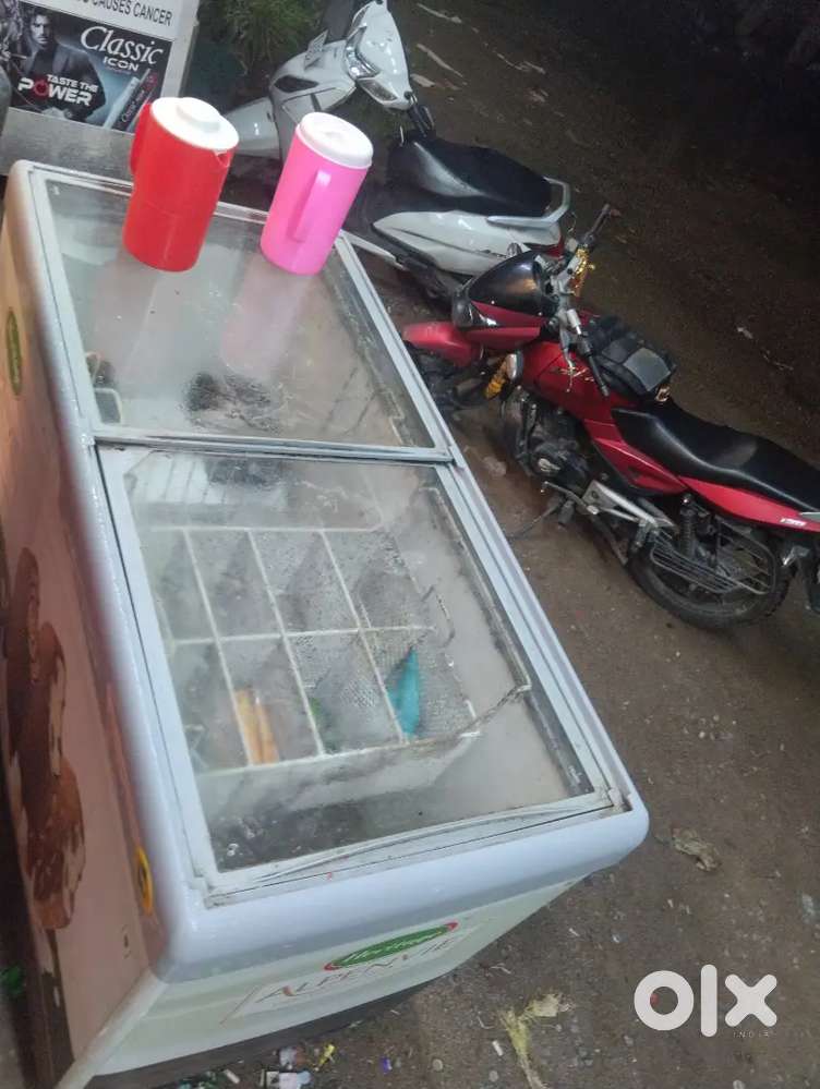 Bechne ka hai fridge.  Chandanagar