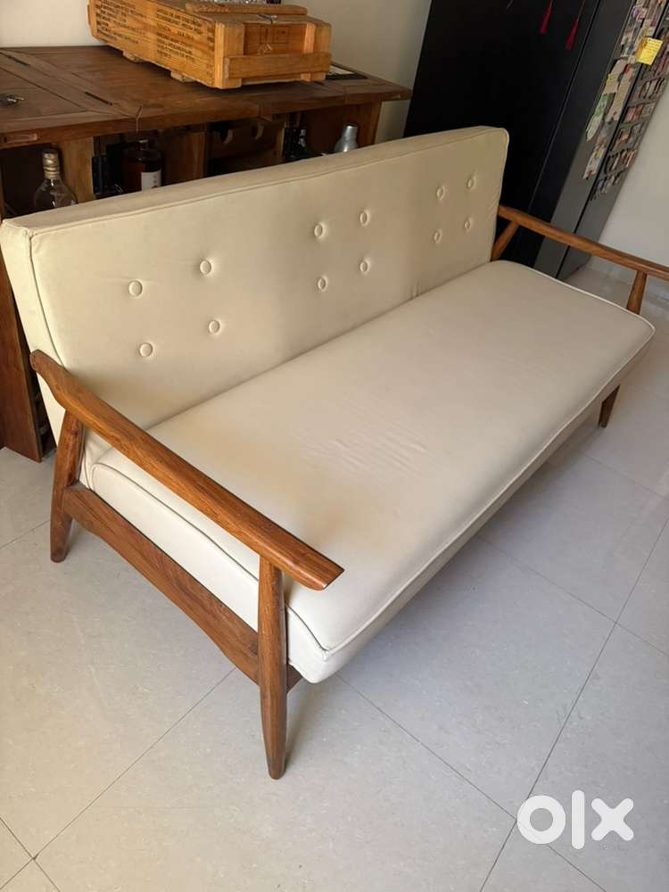 Teak wood sofa in Excellent condition with 4 chairs