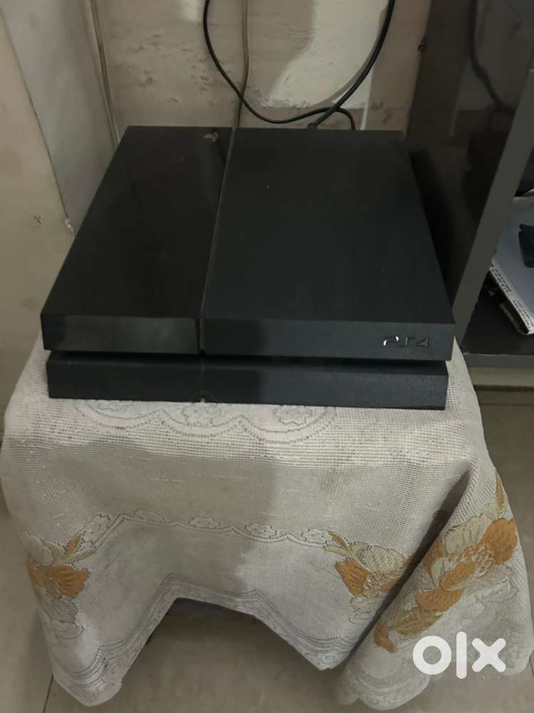 Ps4 Fat (500 gb) Good condition with 1 orignal controller and game