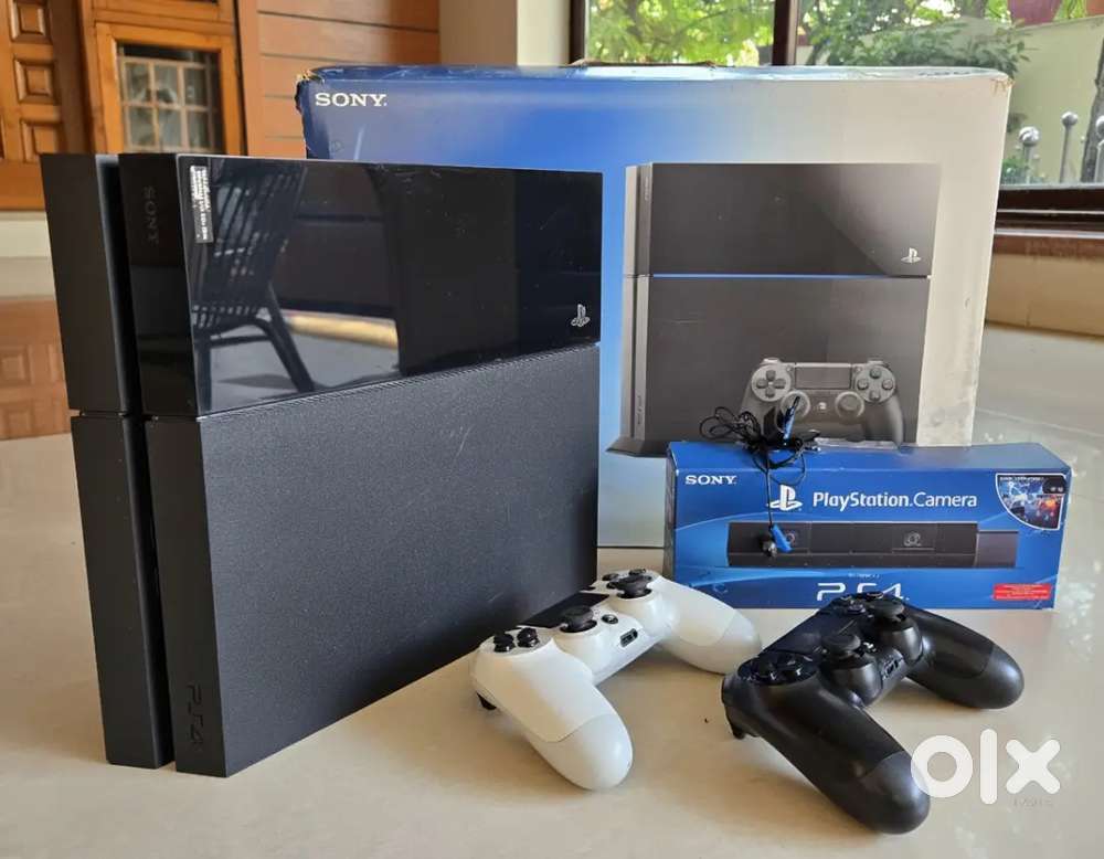 PlayStation 4 console 500GB & 2 Controllers with Stand